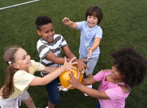 ninos-de-tiro-medio-sosteniendo-globos